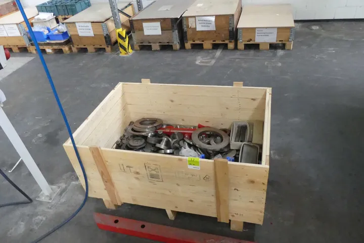 Kiste mit diversen Metallteilen